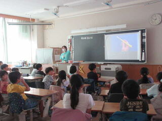 歯の磨き方を学ぶ児童