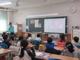 ビデオを見るこども