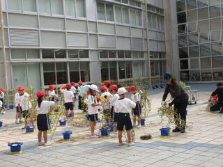 つるを外す児童