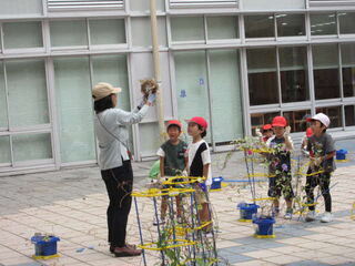 輪っかにするにはどうしたらいいか話を聞く児童