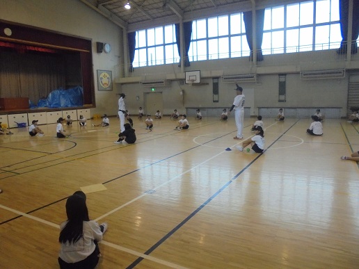 体育館で選手が見本を見せてくださっているところ
