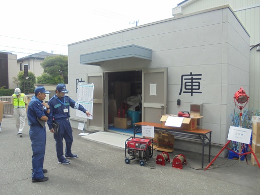 市の直行職員とともに、防災倉庫の確認をしているところ