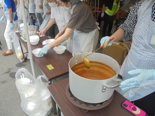 非常食として、カレーの炊き出しを行っているところ