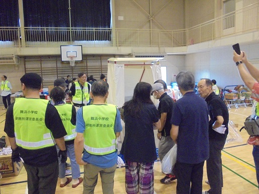 トイレの設営訓練をしているところ