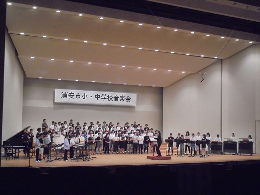 文化会館で6年生が発表しているところ