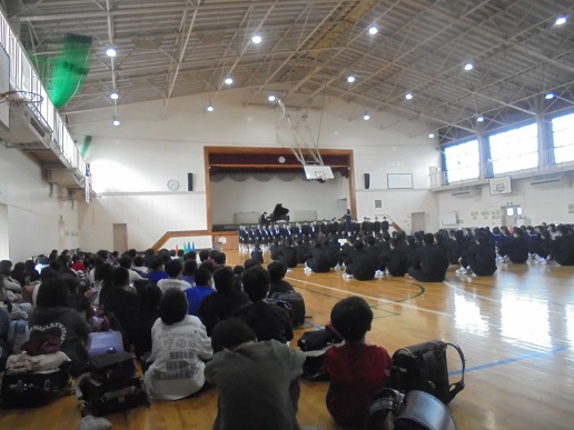 小学生が中学生の発表を聞いているところ