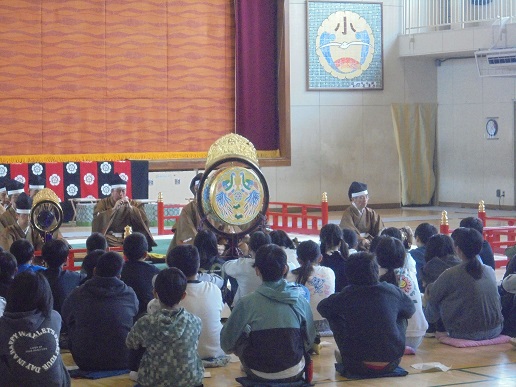 演奏を聴いているところ