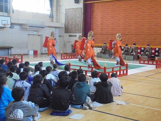 舞楽を鑑賞しているところ