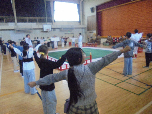 踊り方を教えてもらっているところ