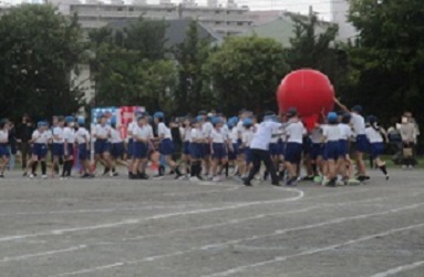 紅組　大玉送り