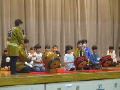 太鼓をたたく体験をしました