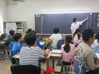 目当ての確認をする児童