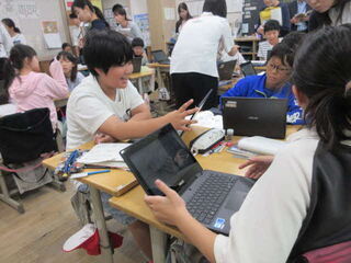 端末を活用する児童