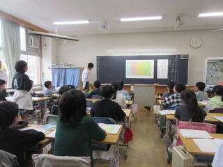 話し合いの内容を確認する児童