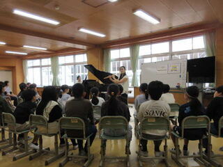 フルートの演奏を聴く児童