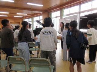 みんなで音楽を作り出す様子