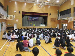 応援に駆け付ける児童