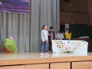 セリフを堂々と言う児童