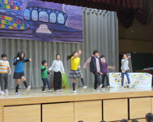 ダンスを披露する児童