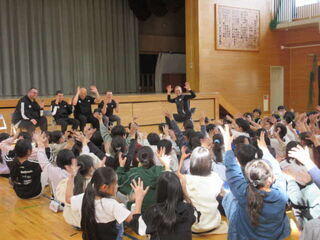 拍手の手話をする子どもたち