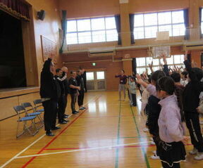 応援する子どもたち