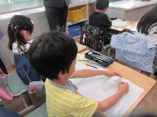 メモを選ぶ児童