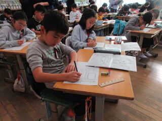 課題に取り組む児童