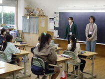 説明を聞く児童