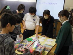 材料を選ぶ子どもたち