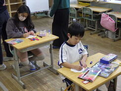 熱心に取り組む児童