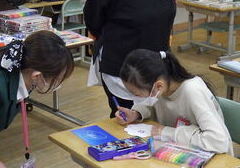 アドバイスをもらう児童