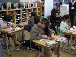 集中するこどもたち