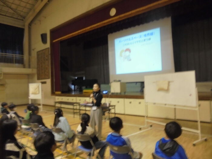 助産師が話をしているところ