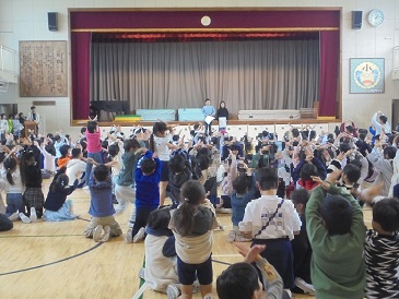 体育館でゲームをしているところ