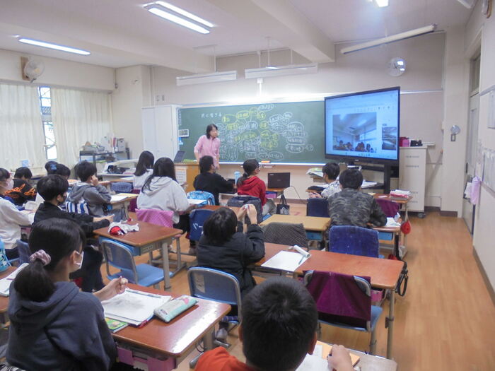 6年 大きな電子黒板で、ほかの学級とつながりながら学習しています。