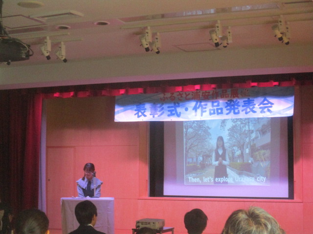 自分の研究内容を発表している