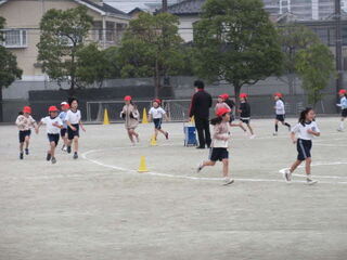 マラソンをする児童