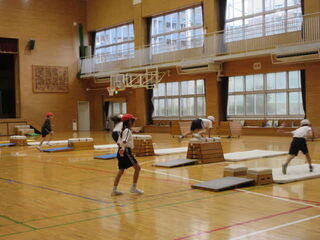 跳び箱をする児童