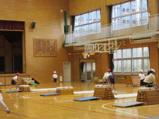 跳び箱をする児童