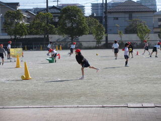 ボールを投げる児童