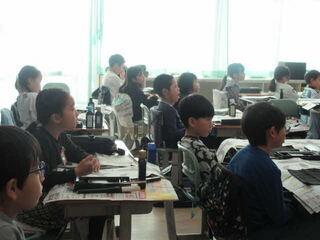 説明を聞く児童