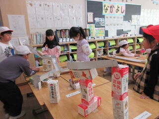 木の実を転がして遊ぶ児童