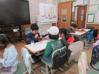 ツリーを作る児童