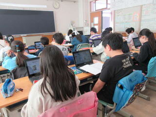 プレゼンテーションソフトを使う児童