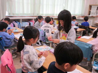 折り紙をする児童