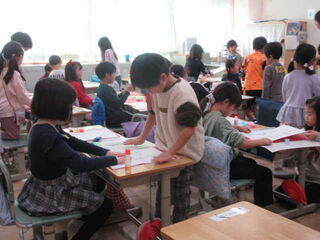 作品を台紙に貼る。