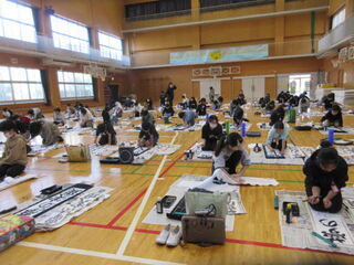 書初めをする児童