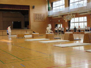 見本を見せる児童