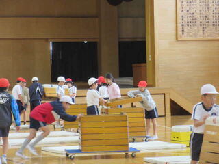 片づけをする児童