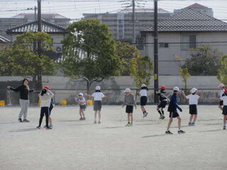 縄跳びをする児童